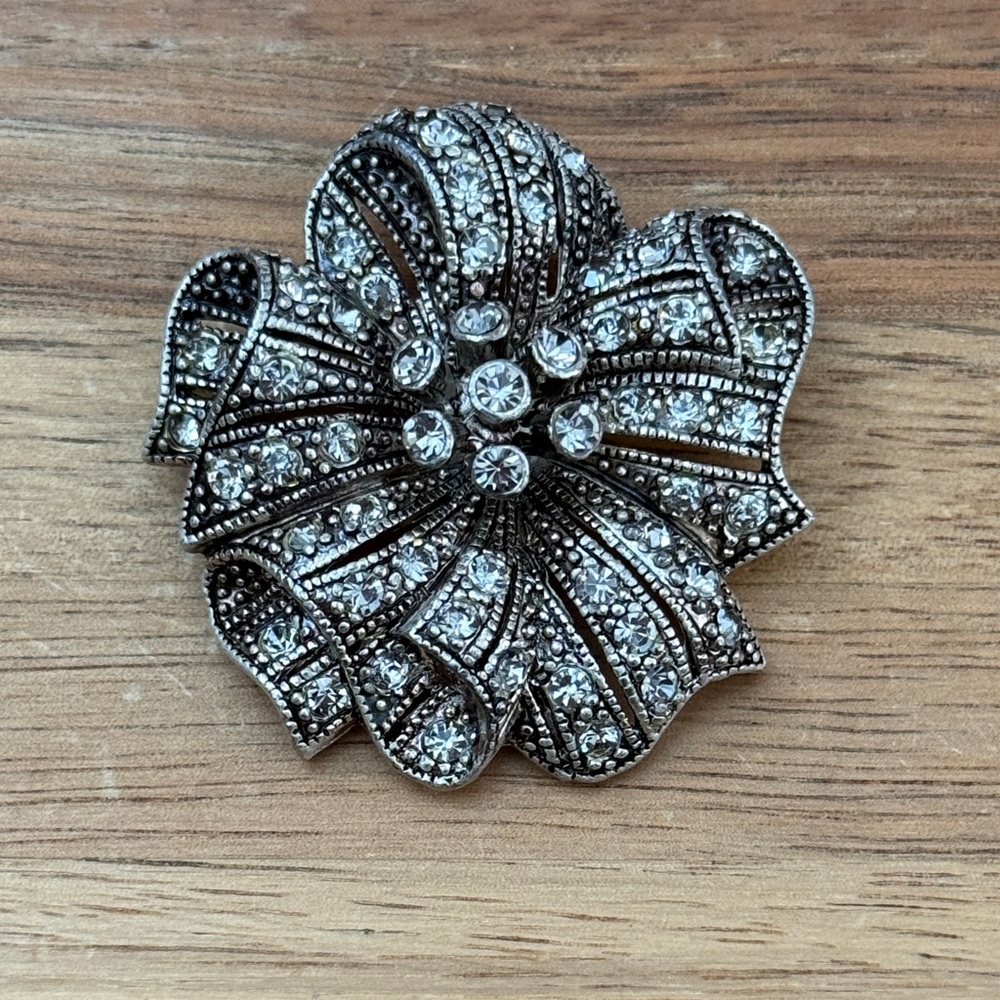 Vintage unsigned silvertone ribbon flower brooch with clear rhinestones